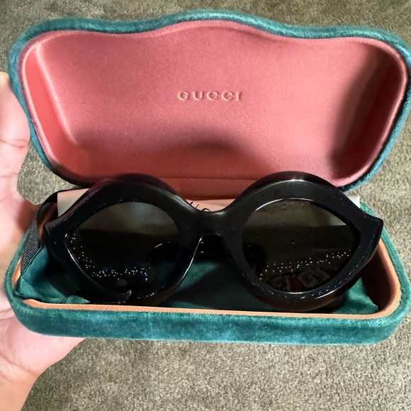 Gucci GG0085S 002 Black (Lip) Sunglasses - Picture 3 of 8